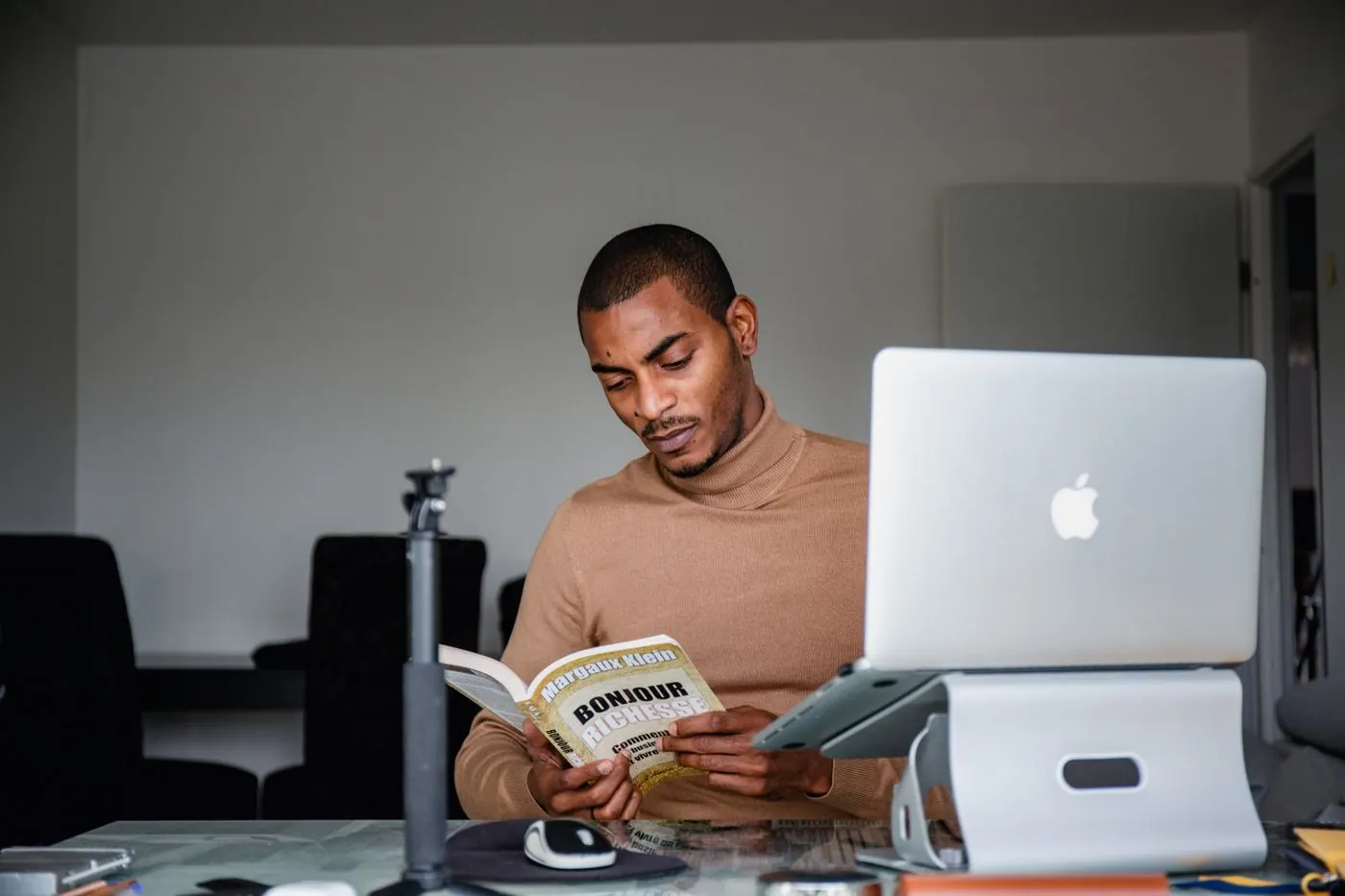Homem estudando online com livros