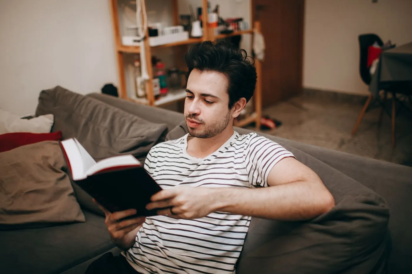 Homem estudando online com livros