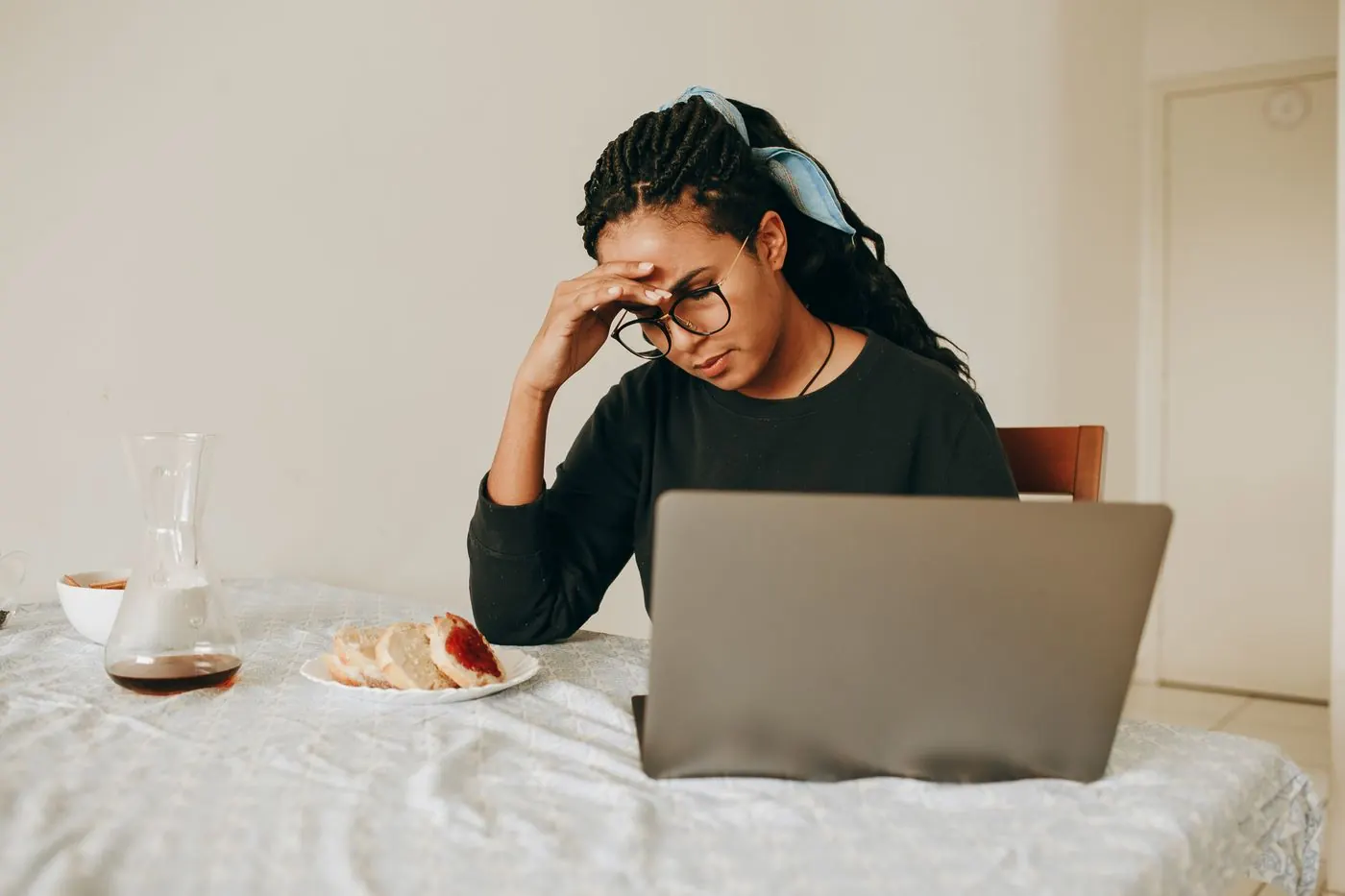 Mulher estudando online em casa