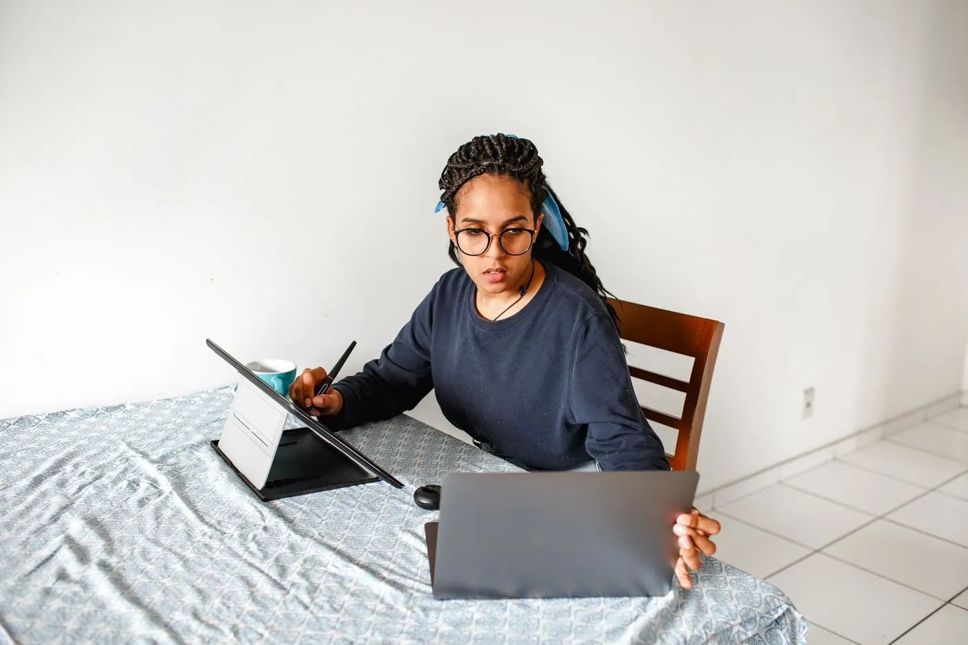 Mulher estudando online em casa