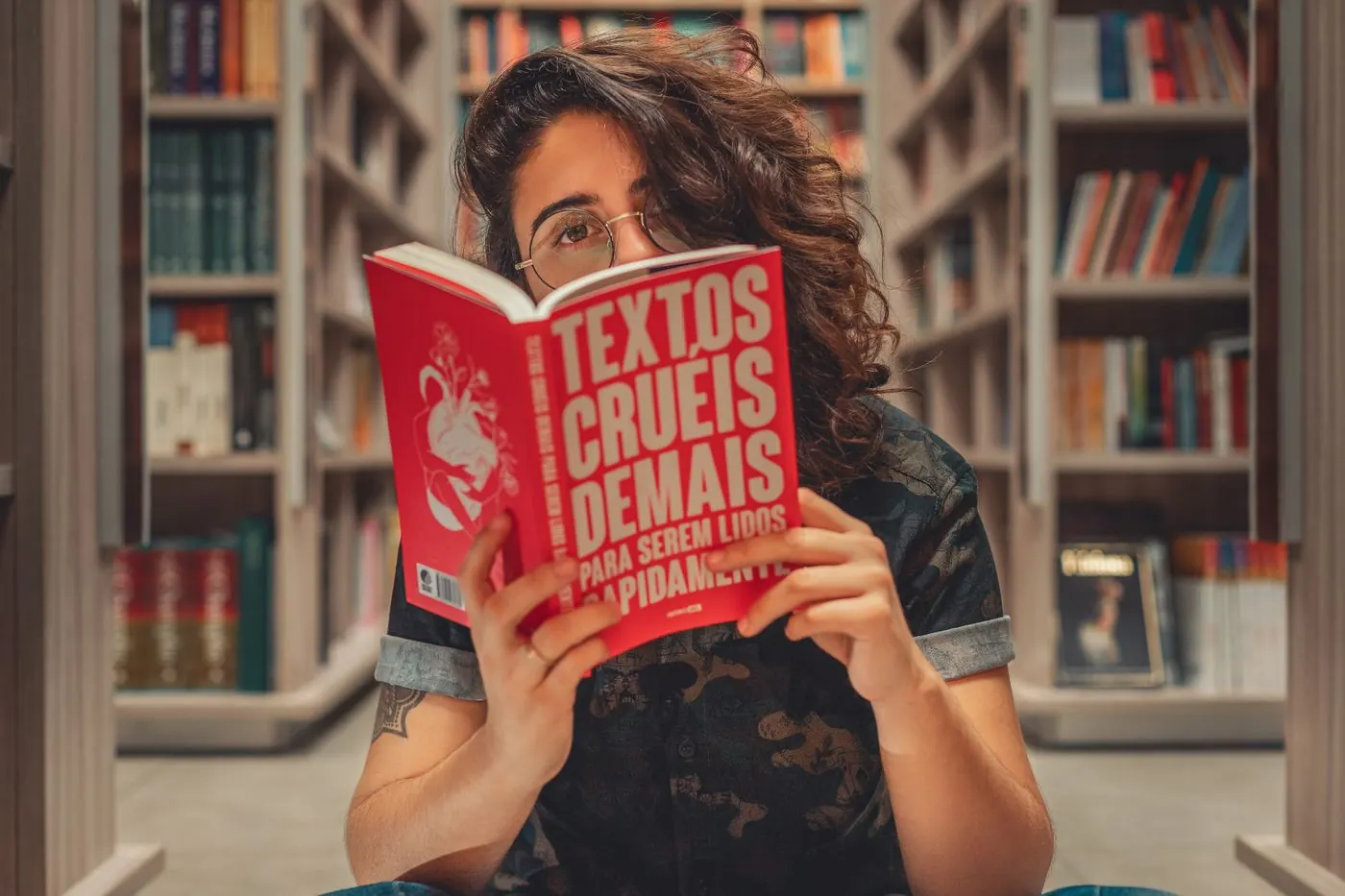 Mulher estudando online com livros