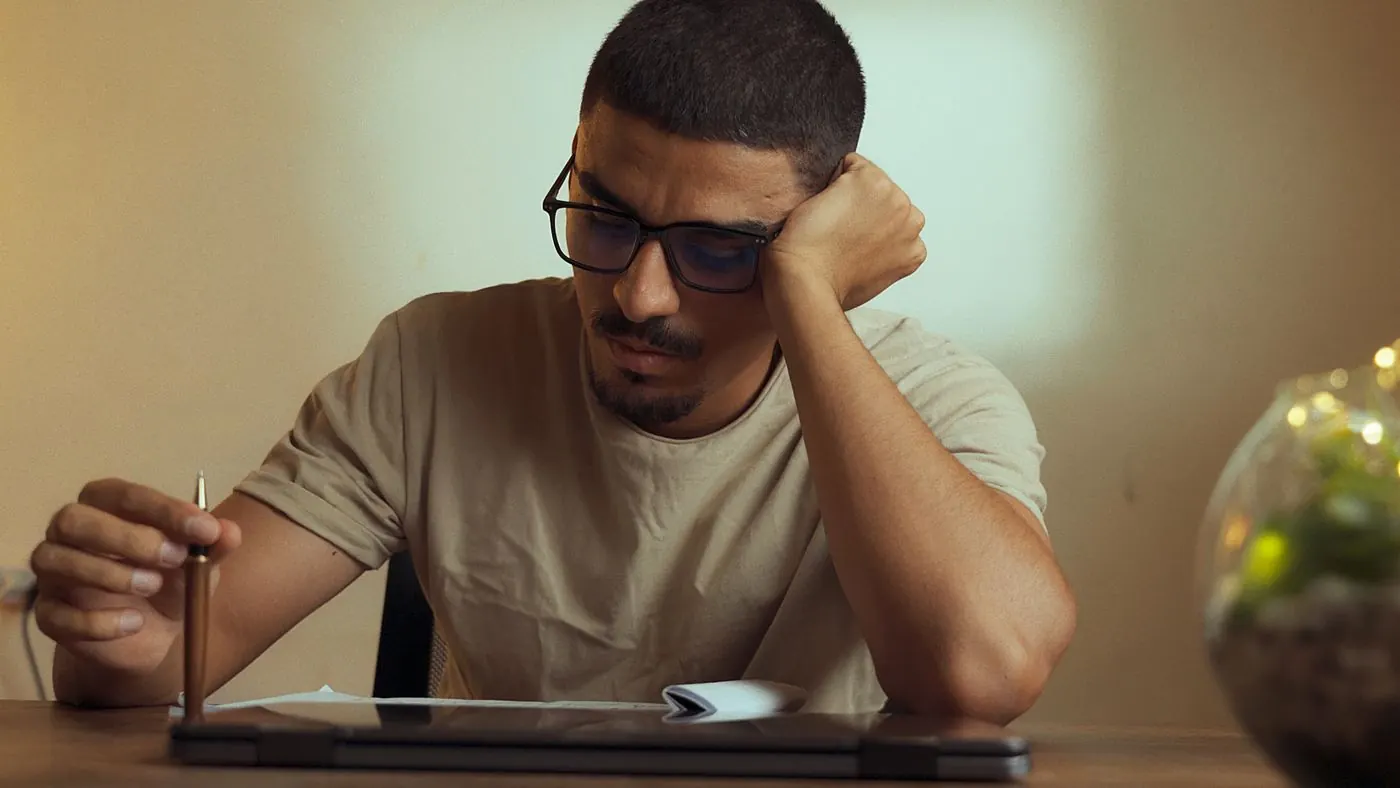 Homem estudando online em casa