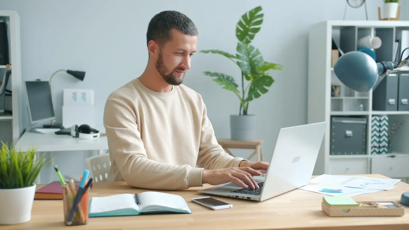 Homem estudando online em casa
