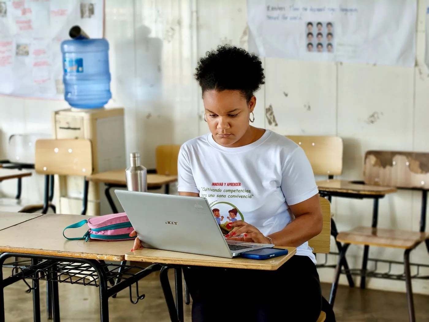 Mulher estudando online em sala