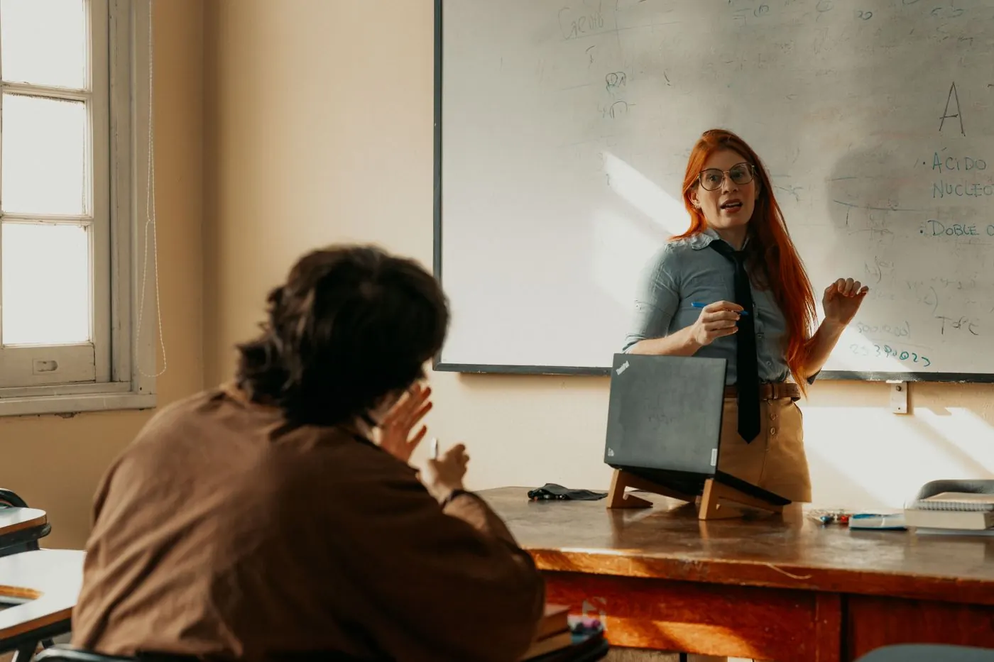 Estudante dando aula em sala