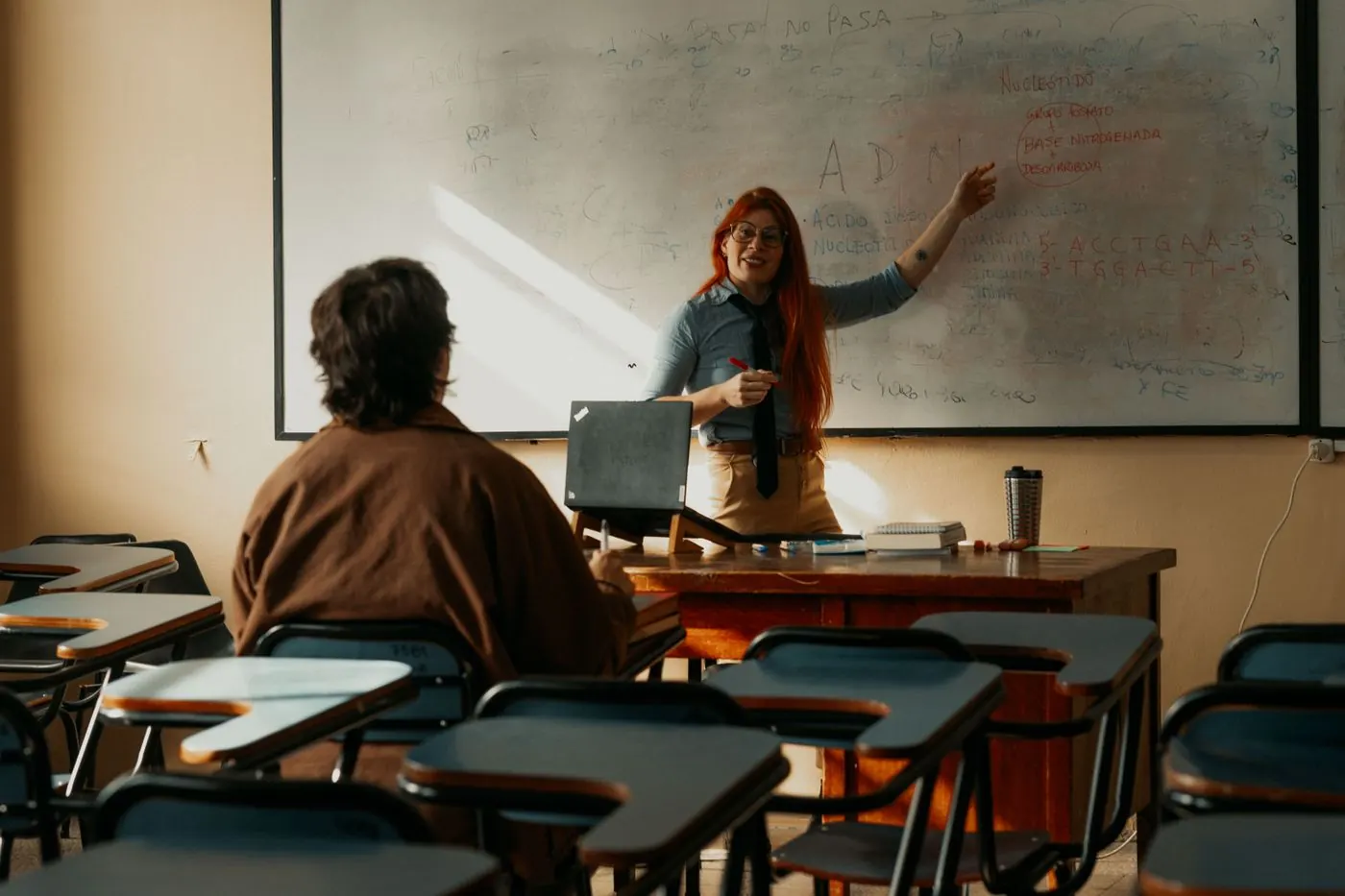 Estudante dando aula em sala