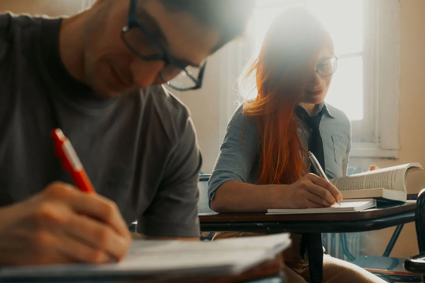Grupo de pessoas estudando online em sala