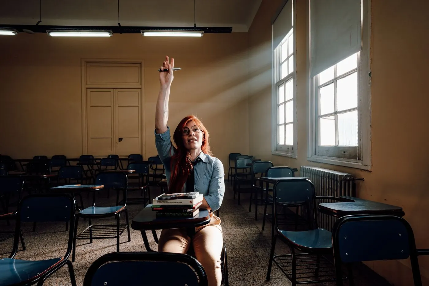 Mulher estudando online em sala