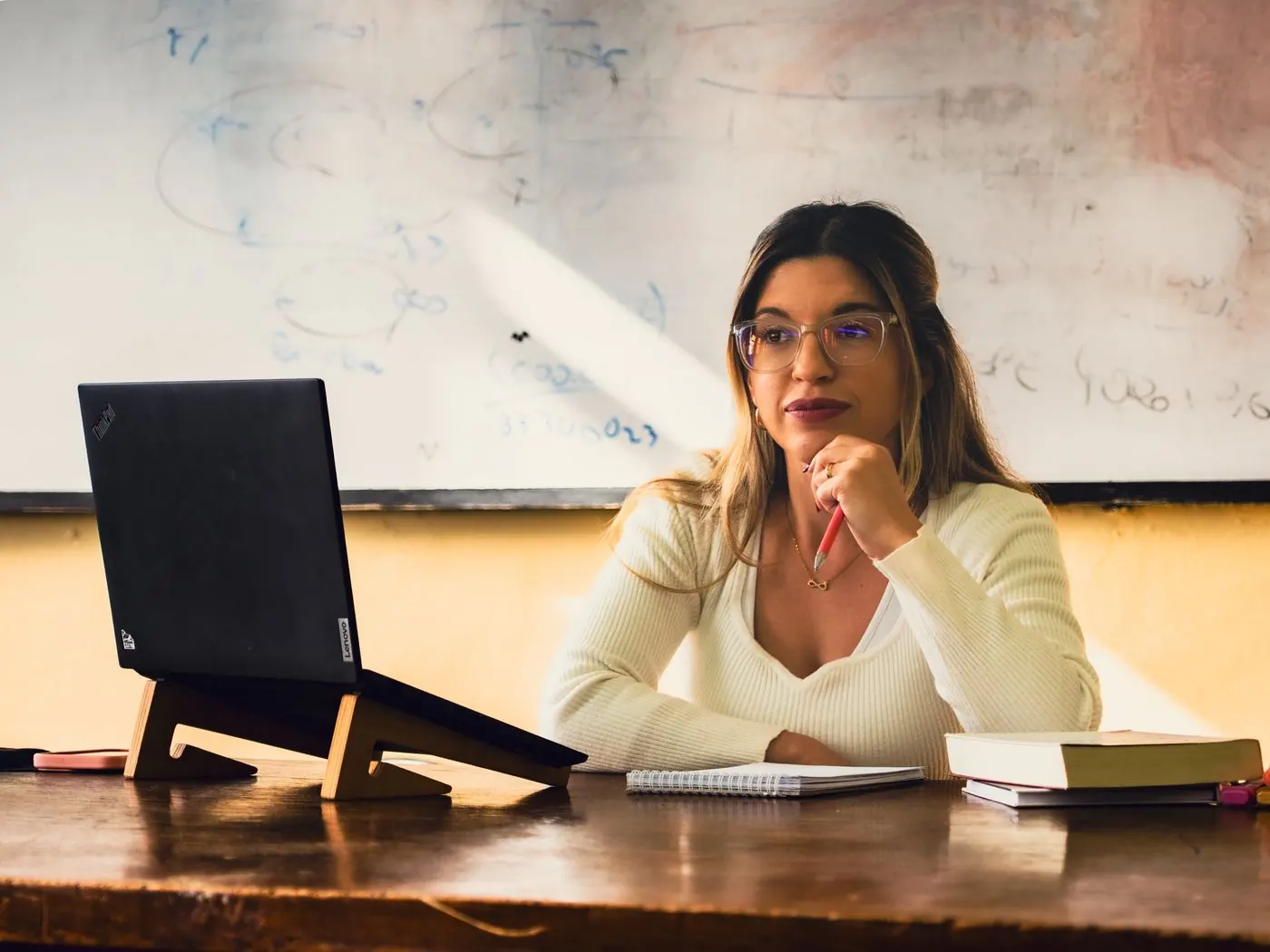 Mulher estudando online em sala