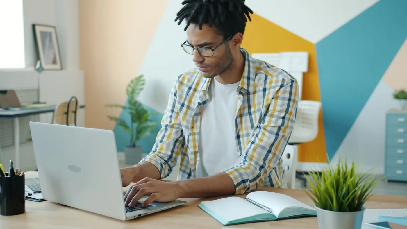 Homem estudando online em casa