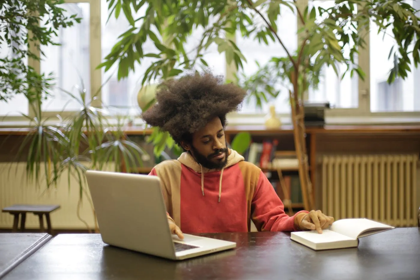 Homem estudando online em casa