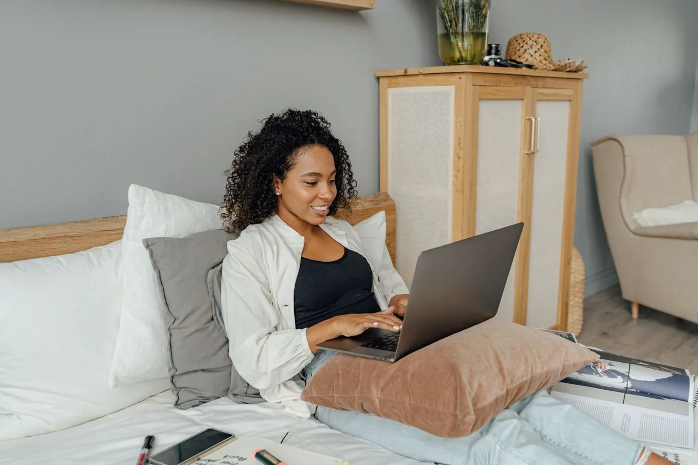 Mulher estudando online em casa