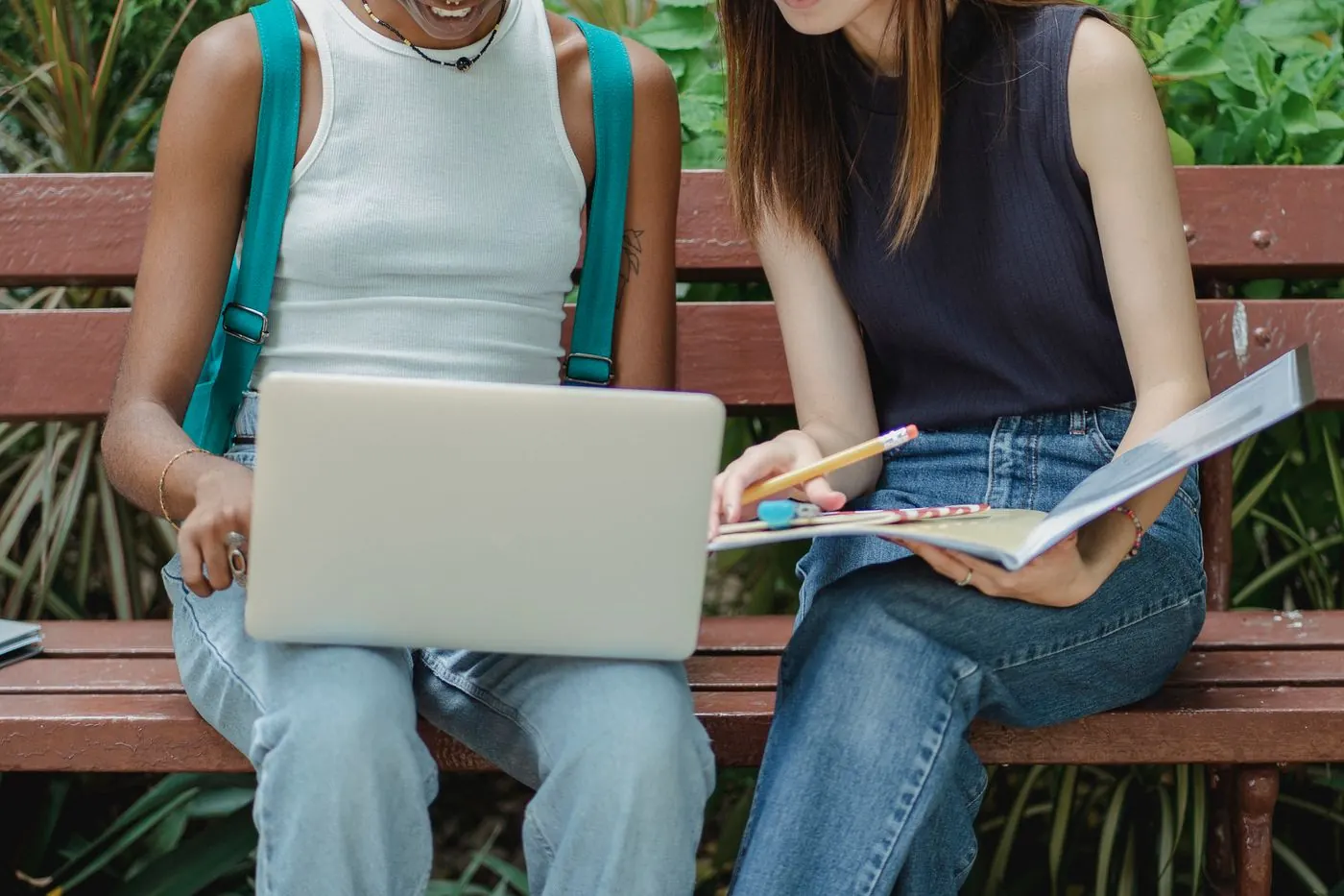 Grupo de pessoas estudando online ao ar livre