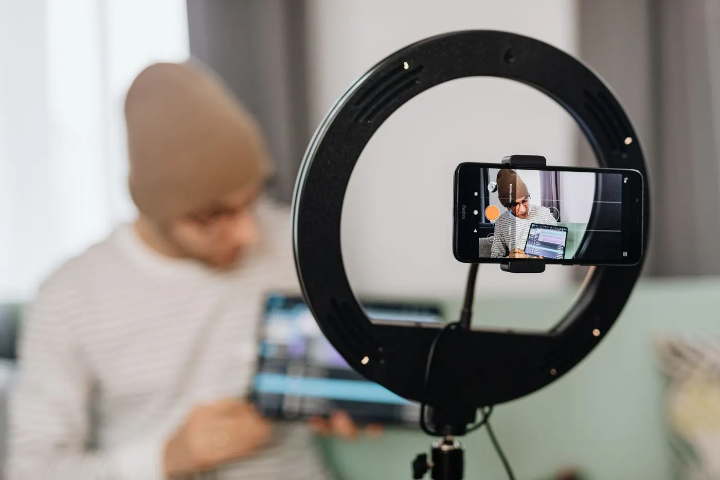 Homem gravando uma videoaula