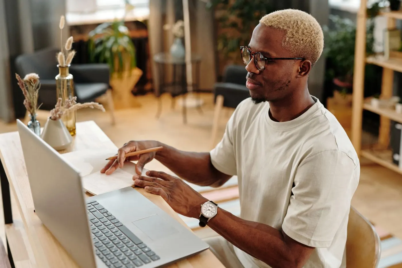 Homem estudando online no notebook