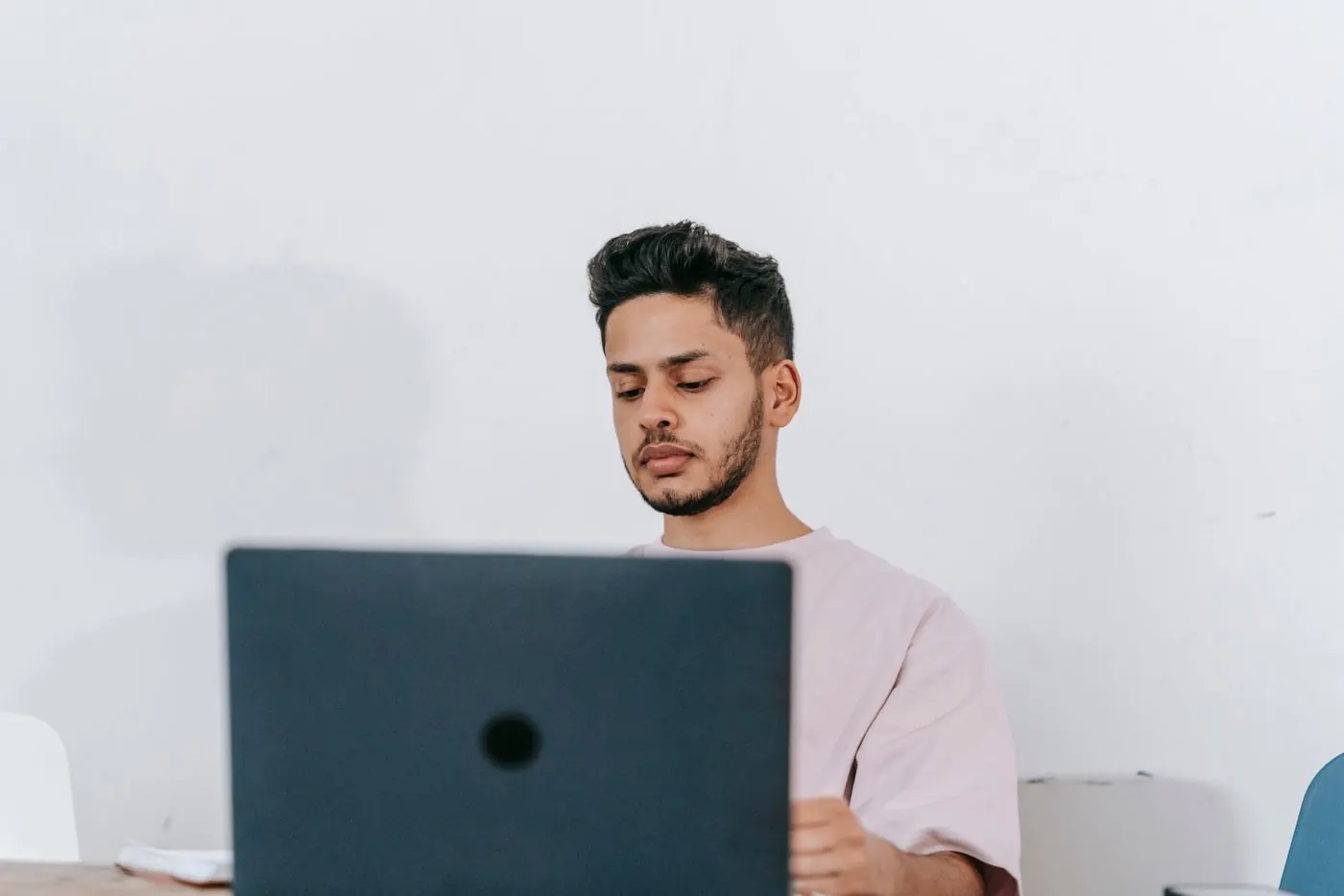 Homem estudando online em casa