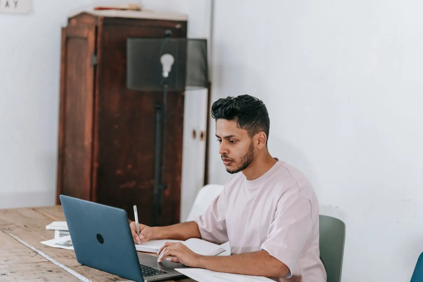 Homem estudando online em casa