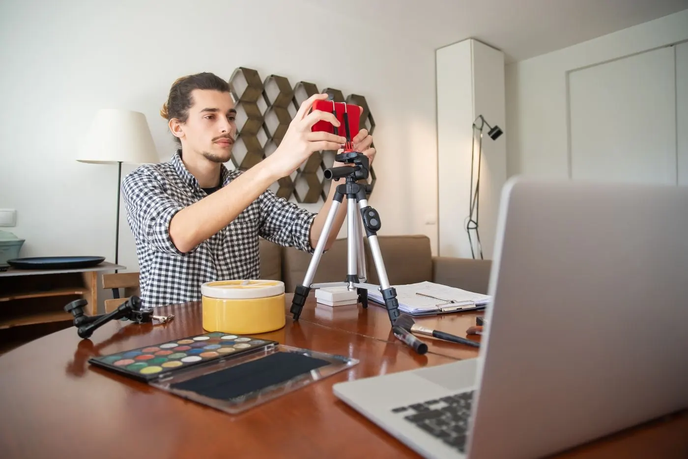 Homem gravando uma videoaula