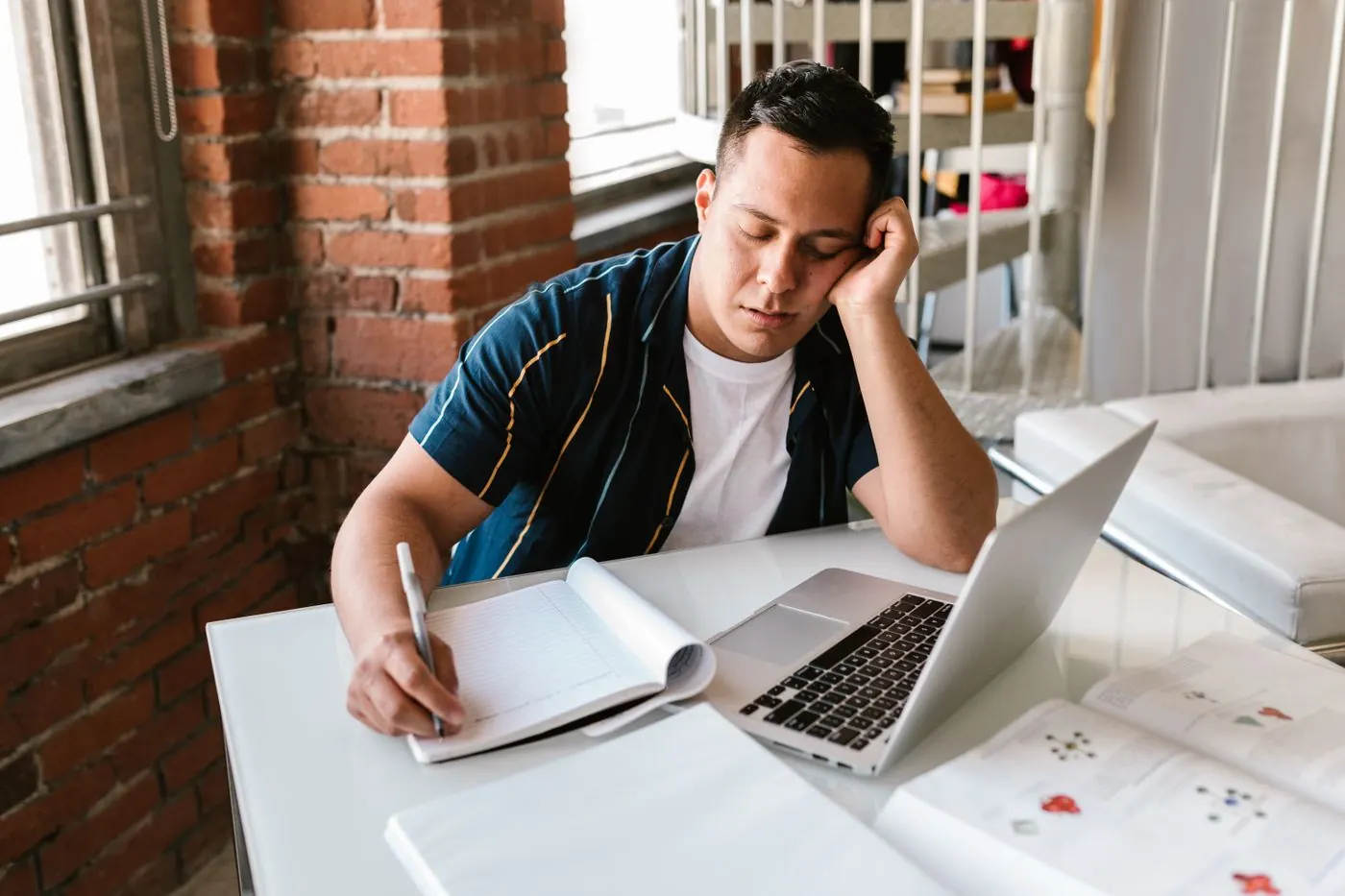 Homem estudando online em casa