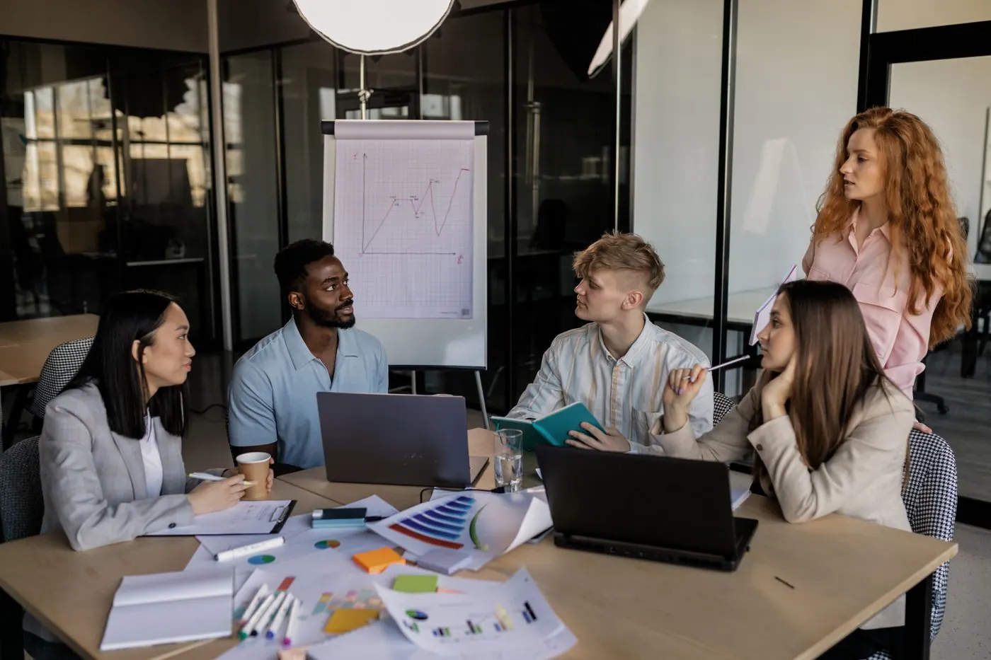Grupo de pessoas em treinamento de equipe