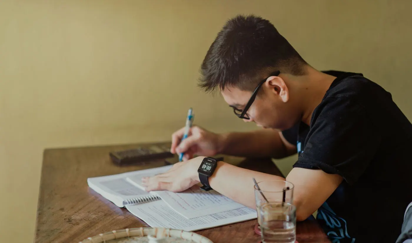 Homem estudando online em casa