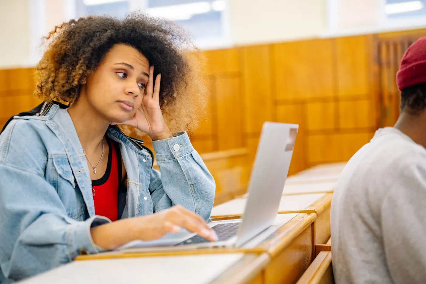 Mulher estudando online na biblioteca