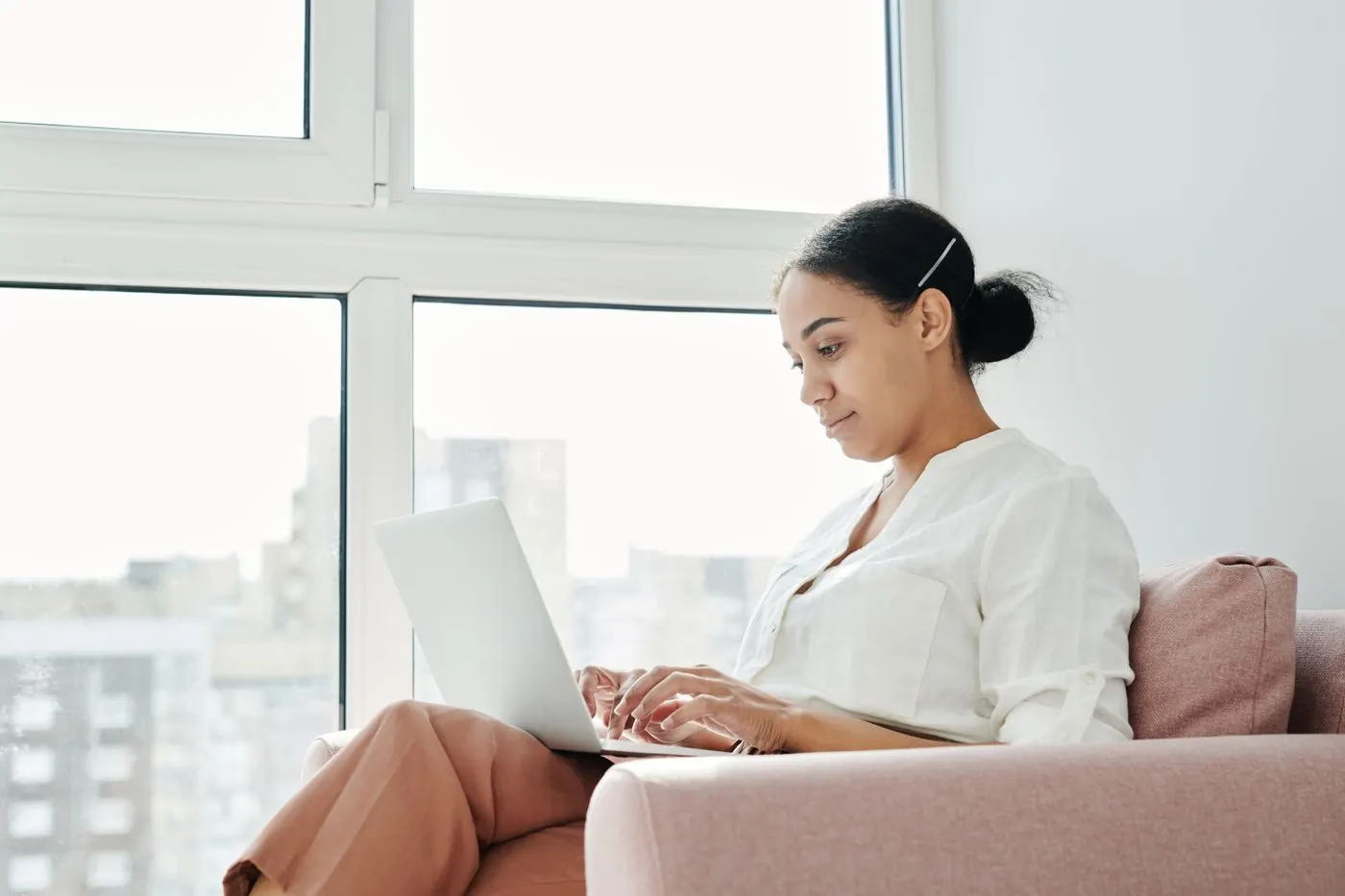 Mulher estudando online em casa
