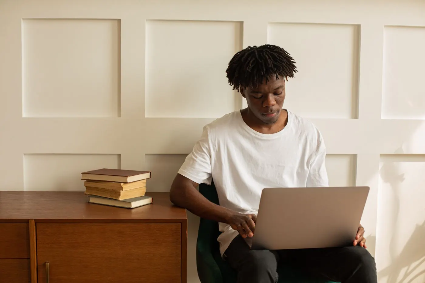Homem estudando online em casa