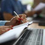 Aprendizado Sob Demanda vs. Trilhas Estruturadas Qual Método Retém Mais Alunos